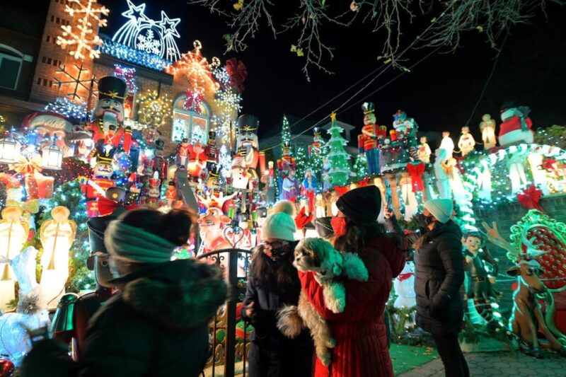 NYC: Dyker Heights and NYC Holiday Lights Tour by Luxury Bus - Itinerary Highlights
