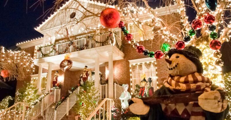 NYC: Dyker Heights and NYC Holiday Lights Tour by Luxury Bus - Transportation and Amenities