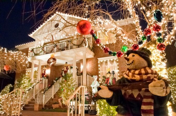 NYC: Dyker Heights and NYC Holiday Lights Tour by Luxury Bus - Sights and Landmarks