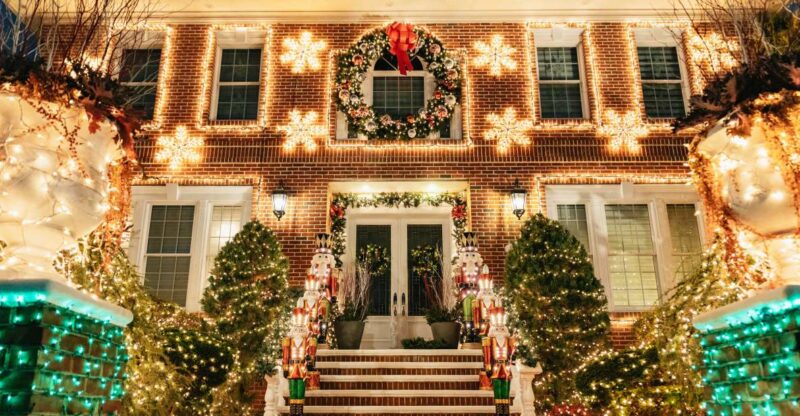 NYC: Dyker Heights Christmas Lights & Skyline View Bus Tour - Key Points