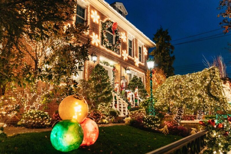 NYC: Dyker Heights Christmas Lights & Skyline View Bus Tour - Itinerary Highlights