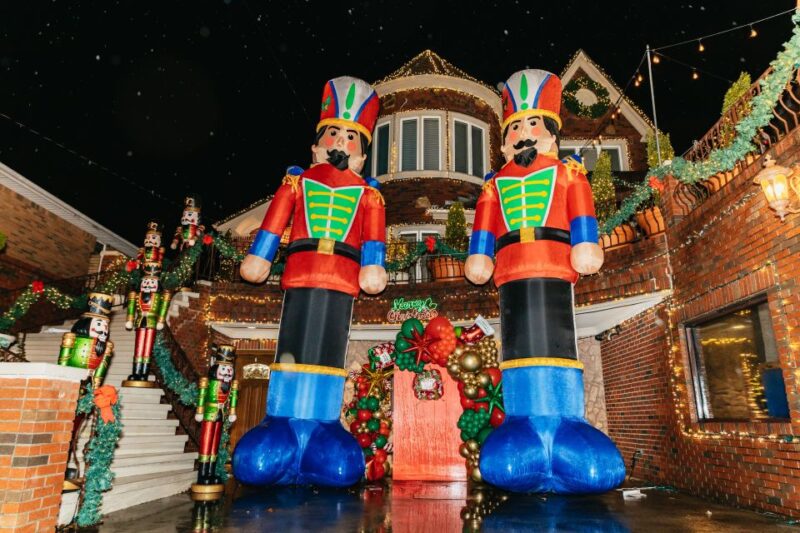 NYC: Dyker Heights Christmas Lights & Skyline View Bus Tour - Key Experiences