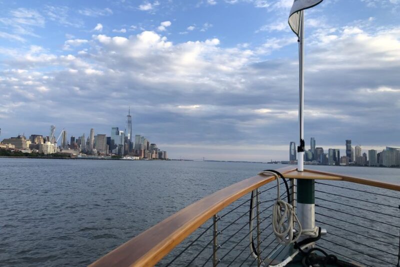 NYC: Grand Palisades Fall Foliage Yacht Tour - Onboard Amenities and Services