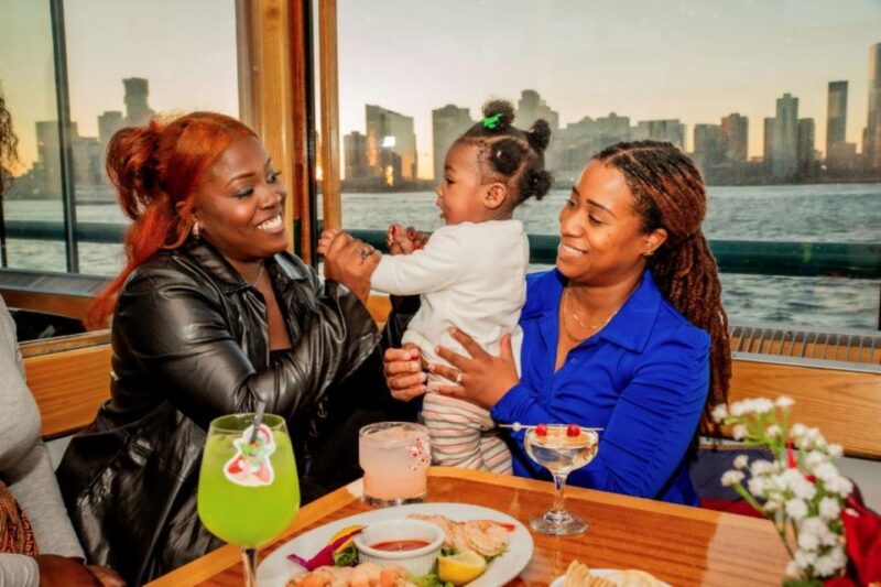 Nyc: Holiday Yacht Cruise With Jazz, Cocoa & Carols - Meeting Point and Arrival