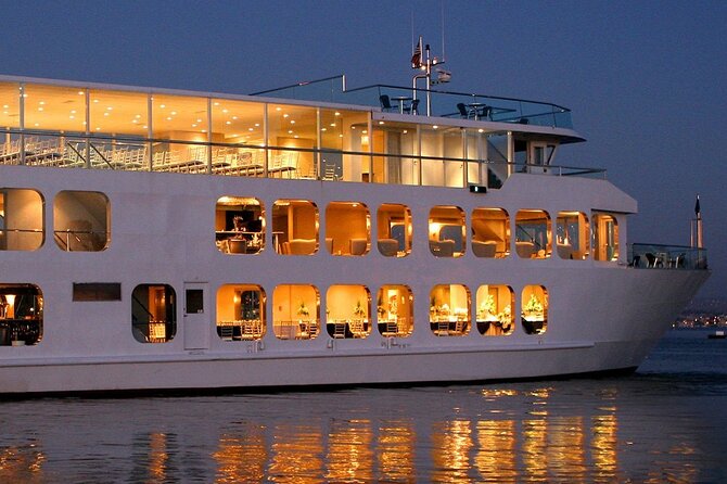 NYC July 4th Fireworks on a Luxury Yacht With Open Bar and Dinner - Indulge in a 6-Course BBQ Buffet