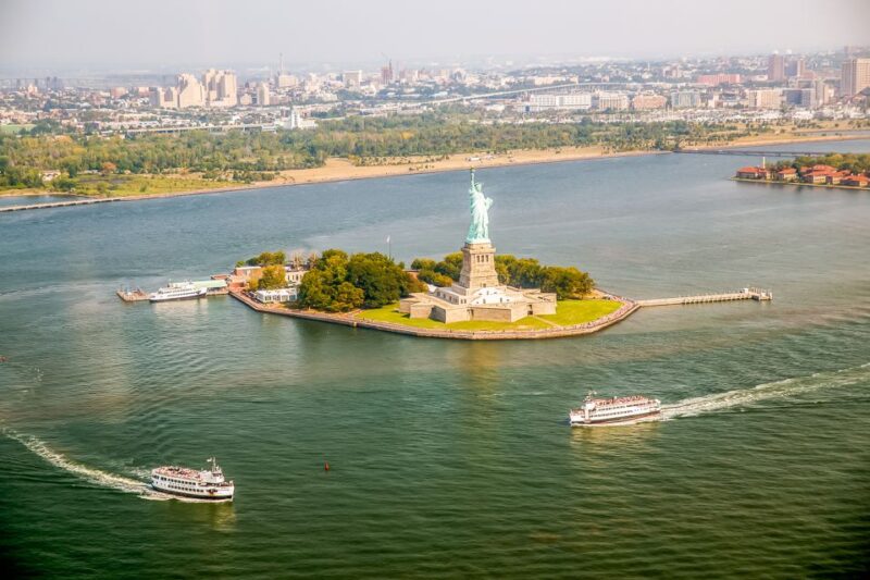 NYC: Manhattan Island All-Inclusive Helicopter Tour - Group Size and Accommodation