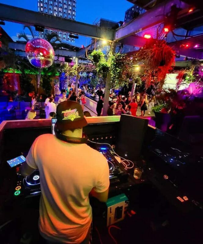 NYC Nightlife Crawl: Bars, Clubs & VIP Entry - Guides and Group Dynamics: Authenticity and Quality