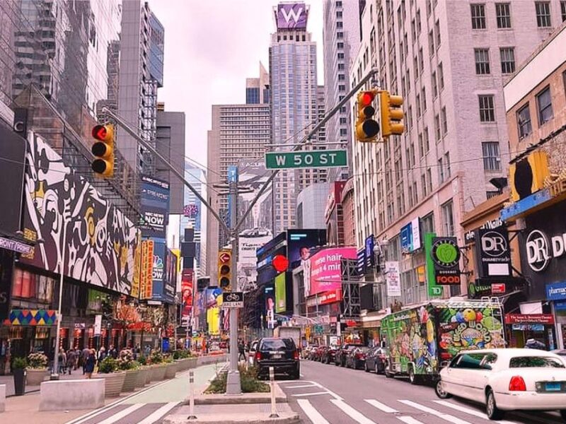 Nyc: Private Home Alone 2 Stretch Limousine Tour With Pizza - Exploring Famous Filming Locations