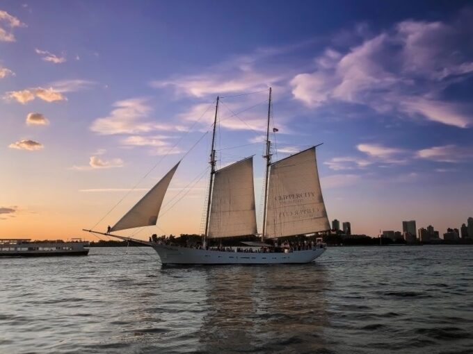 Nyc: Statue of Liberty Day Sail With Onboard Bar - Onboard Bar and Amenities