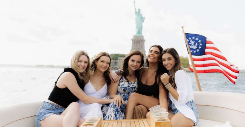 NYC: Statue of Liberty Private Sightseeing Yacht Tour - Sightseeing Opportunities
