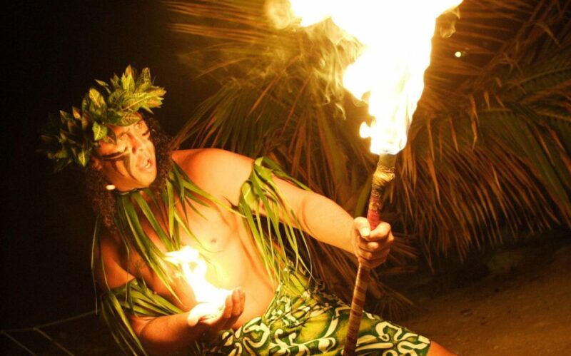 Oahu: Germaines Traditional Luau Show & Buffet Dinner - Dining Experience