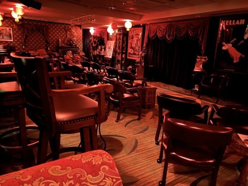 Oahu: Hilton Waikiki Beach Hotel Magical Mystery Show - Parking and Dress Code