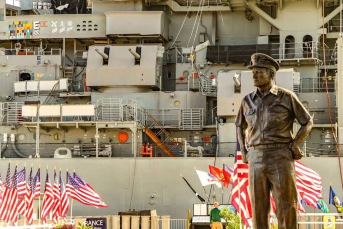 Oahu: Pearl Harbor Battleship & Helicopter Tour - Group Size and Language