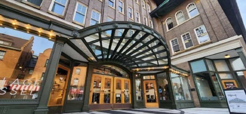 Oak Park: Hemingway District Food Tour - Discovering Local Restaurants and Shops
