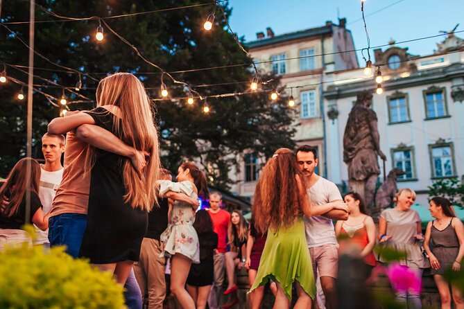 Oceanfront Bar and Street Salsa Dancing - Vibrant Street Dancing in Santa Monica
