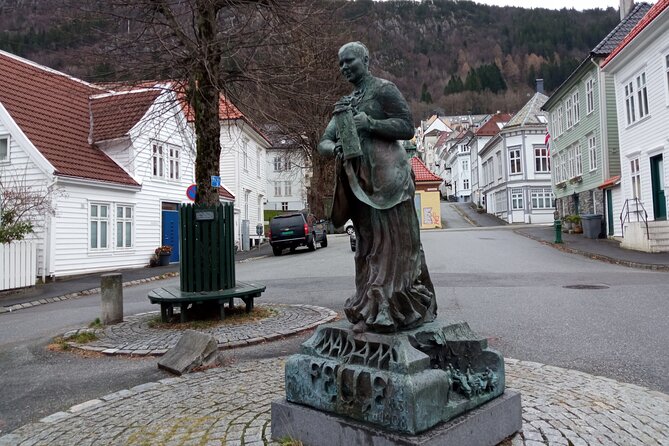 Off the Beaten Track in Bergen: A Private Self-Guided Tour - Discovering Dreggsallmenningen