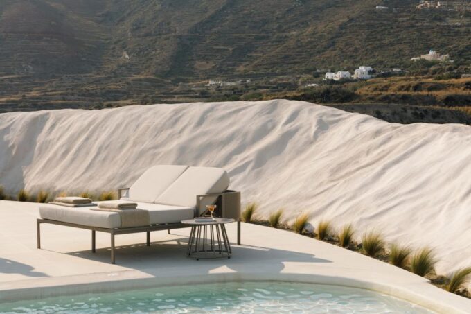 Oia: Retreat Infinity Pool Ticket With Sea and Sunset Views - Meeting Point Information