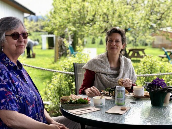 Okanagan Bee Tour, Wine Tasting and Lunch at Kelowna Winery - Live Tour Guide