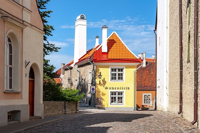 Old and Nowaday Tallinn Driving and Little Walking Private Tour - Itinerary Highlights