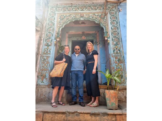 Old Delhi: Street Food and Photography Walking Tour - Meeting Point and Dress Code