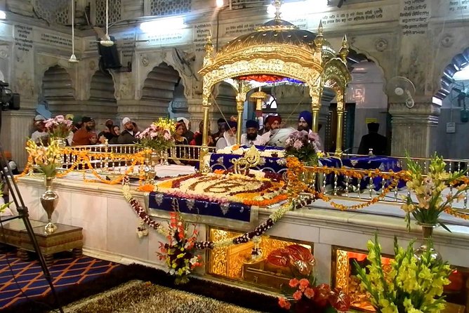 Old Delhi Walking Tour With Authentic Indian Lunch - Explore Mughal-era Neighborhood