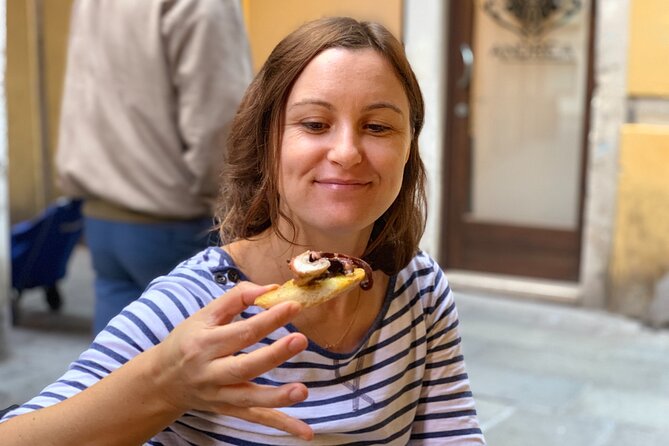 Old Taverns and Rialto Market Food Adventure - Exploring the Rialto Market