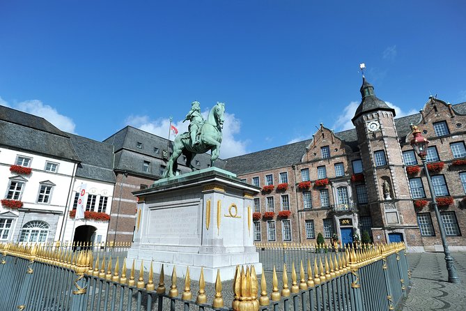 Old Town Guide - Meeting Point