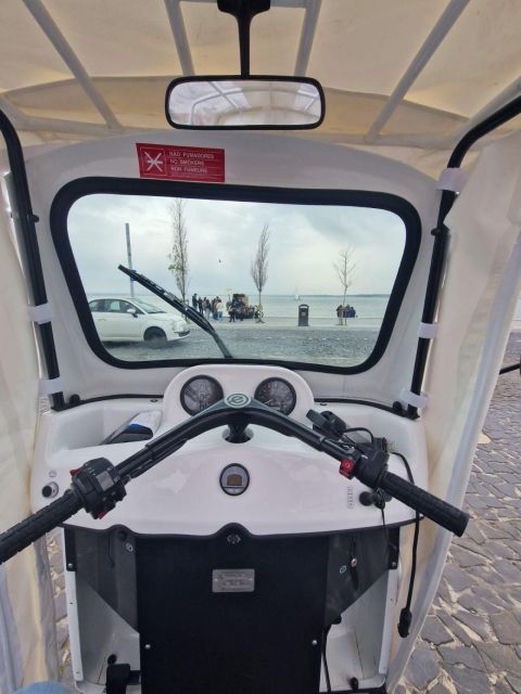 Old Town of Lisbon on Board of a Tuk Tuk- 1hour - Unique Blend of Experiences