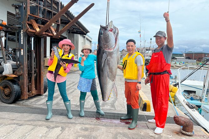 Oma Maguro Sea Polefishing With Fisherman - Preparing for the Fishing Experience