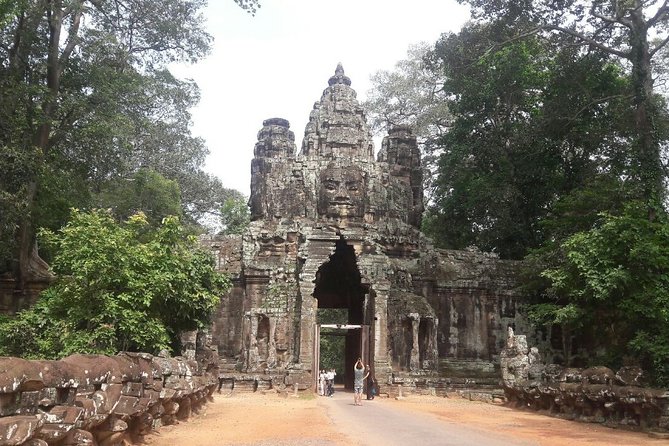 One Day Angkor Temple Tour With Private Driver - Knowledgeable and Engaging Guides