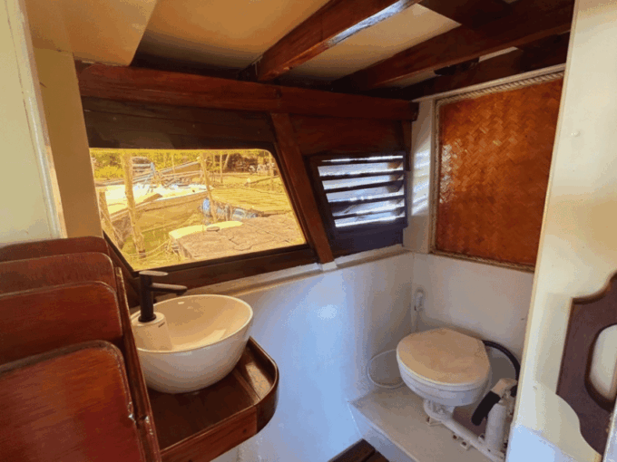 One Day Jame Bond Island Tour By Luxury Vintage Baot. - Luxury Vintage Boat