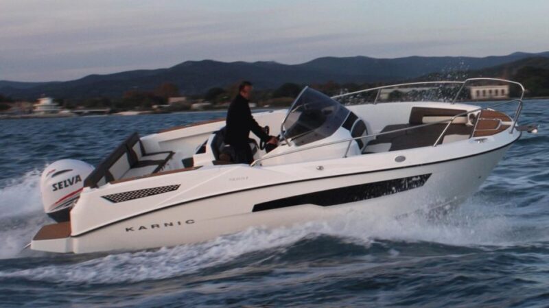 One Hour Boat Tour Departure Como With Private Captain - Duration and Capacity
