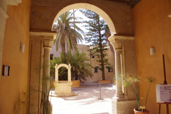 Ortigia: Private Walking Tour and Boat Trip - Antique and Modern Monuments