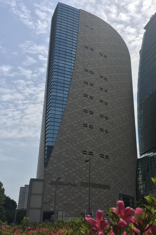 Osaka: Private One-Day Guided Tour of the Castle and Surroundings - Exploring Osaka Castle