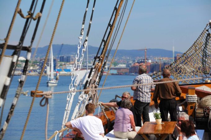 Oslo: Best of Oslo Walking Tour + Fjords Sightseeing Cruise - Accessibility and Language Options
