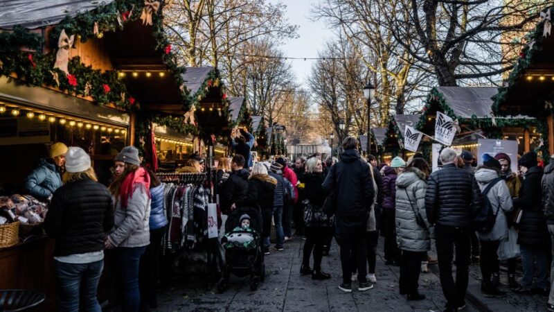 Oslo: City Highlights Christmas Walking Tour - Key Points