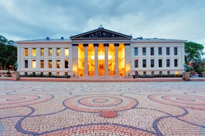 Oslo: First Discovery Walk and Reading Walking Tour - Starting Location and Key Sites