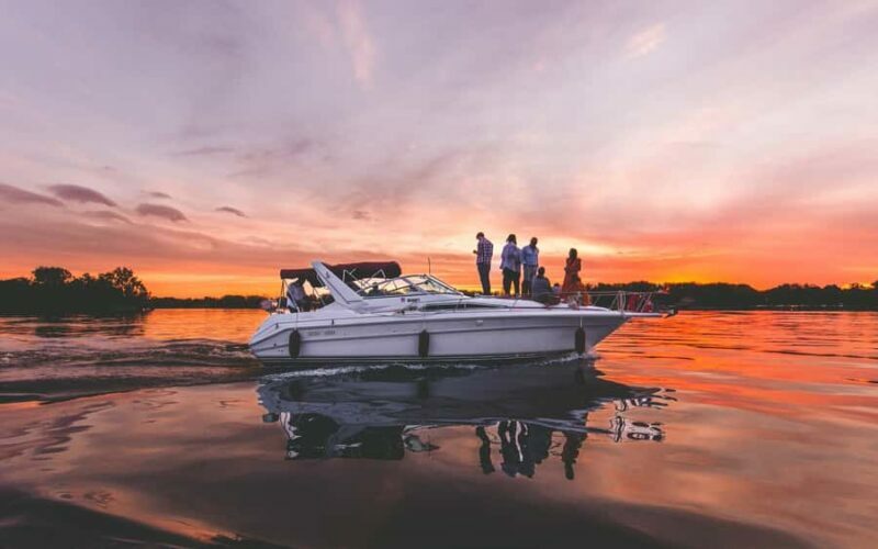 Ottawa: Downtown Yacht Cruise - Thur-Sun - 6 PM to 7 PM - The Value for Travelers