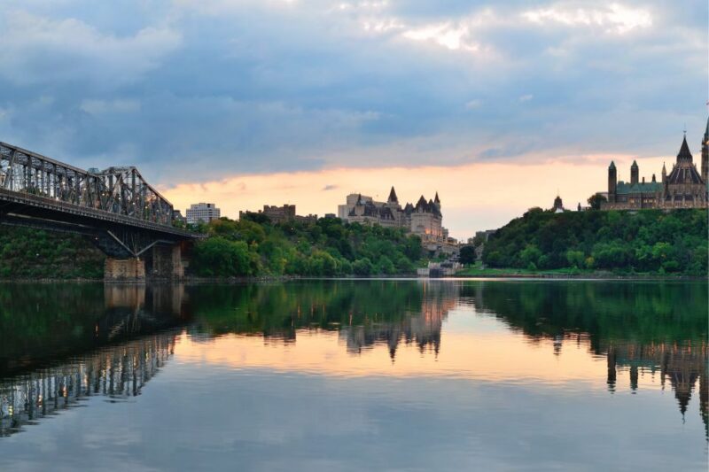 Ottawa: First Discovery Walk and Reading Walking Tour - Meeting Point and Starting the Tour