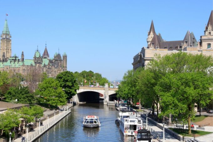 Ottawa: First Discovery Walk and Reading Walking Tour - Discovering Hidden Gems