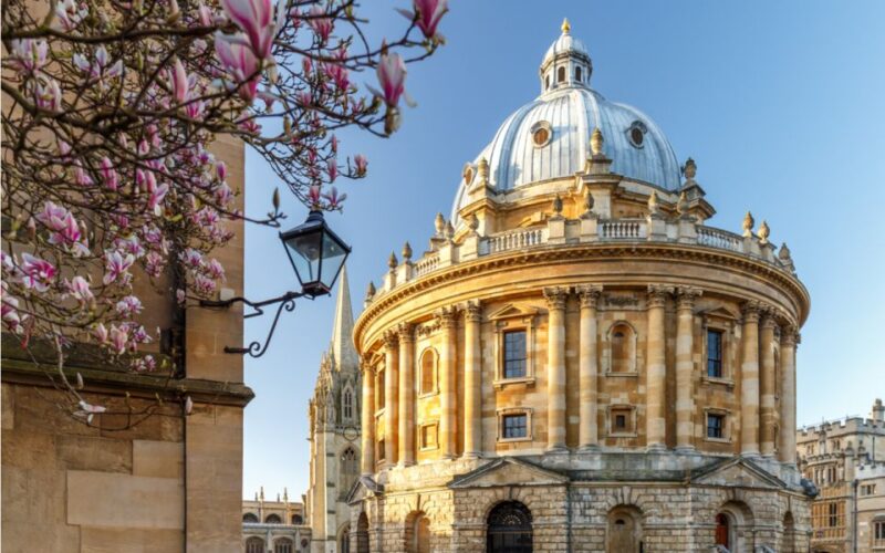 Oxford: Famous Alumni Outdoor Escape Game - Gameplay and Mechanics