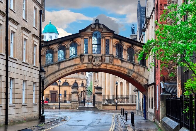 Oxford's Architectural Gems: A Historic Walk - Admiring Radcliffe Camera