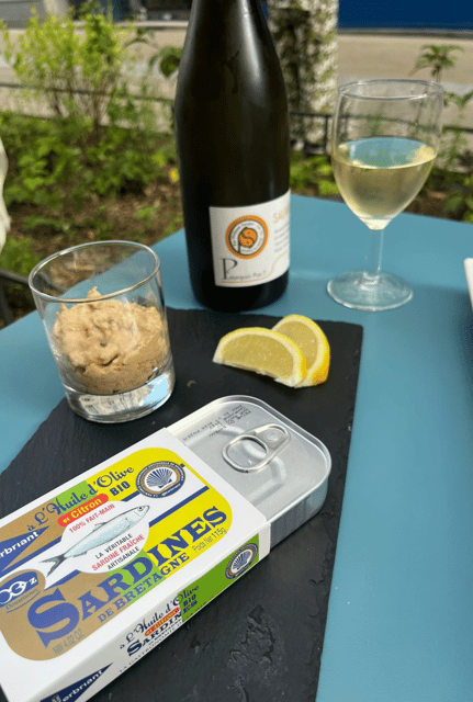 Oyster and White Wine Tasting in the Heart of Montmartre - Venue and Setting