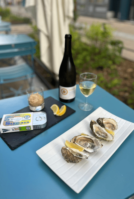 Oyster and White Wine Tasting in the Heart of Montmartre - Accessibility and Group Options