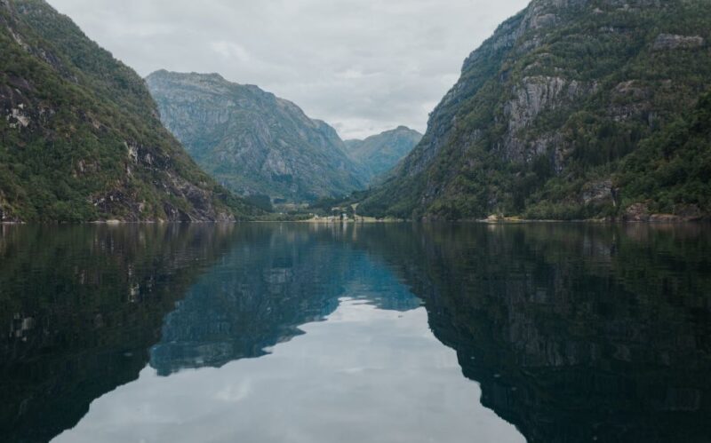 Øystese: Hardangerfjord RIB Safari to the Fyksesund Branch - Discovering Hardangerfjords Narrow Part