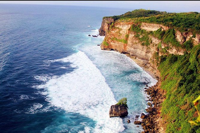 Padang-padang Beach and Kecak Firedance at Uluwatu Temple - Experiencing Uluwatu Temple Splendor