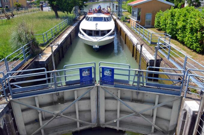 Padua to Venice Boat Cruise of the Brenta Riviera - Exploring Villa Pisani
