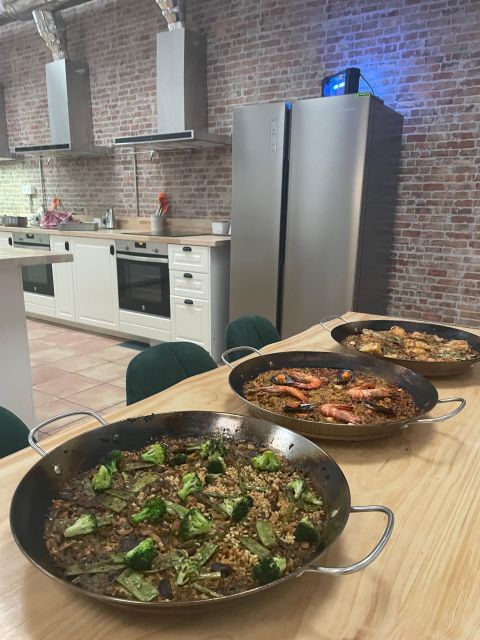 Paella Cooking Class With Sangria in Bilbao - Meal With the Group