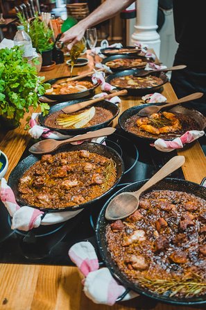 Paella Experience and Bottomless Wine in Barcelona - Accessibility and Group Size