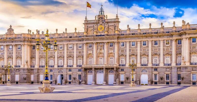 Palace of Madrid & Prado Listening Guide- Txts NOT Included - Features of the Listening Guide